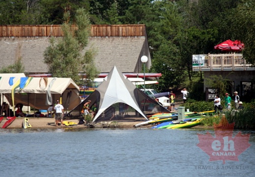 瑪麗娜Wascana湖上