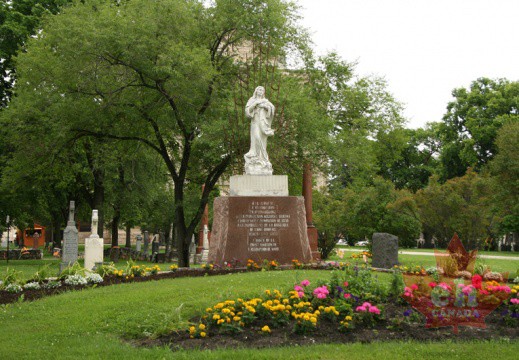 St-Boniface-Bastilica-Statues-08