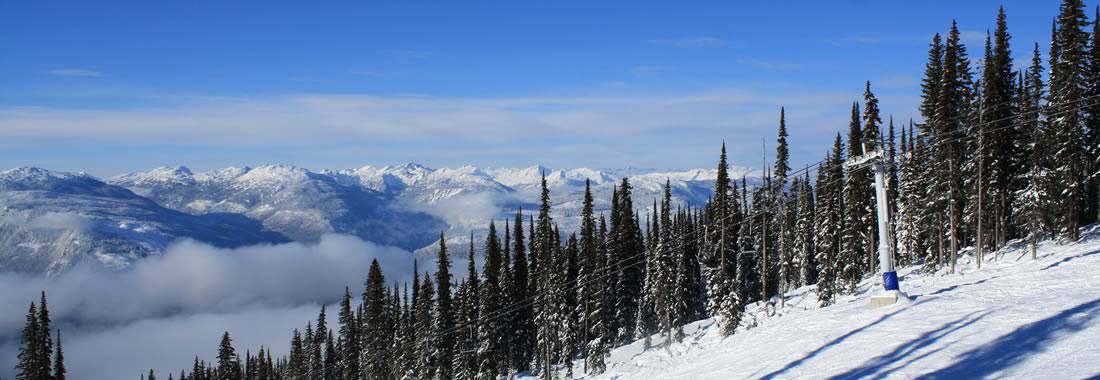 在Revelstoke山度假村滑雪和單板滑雪