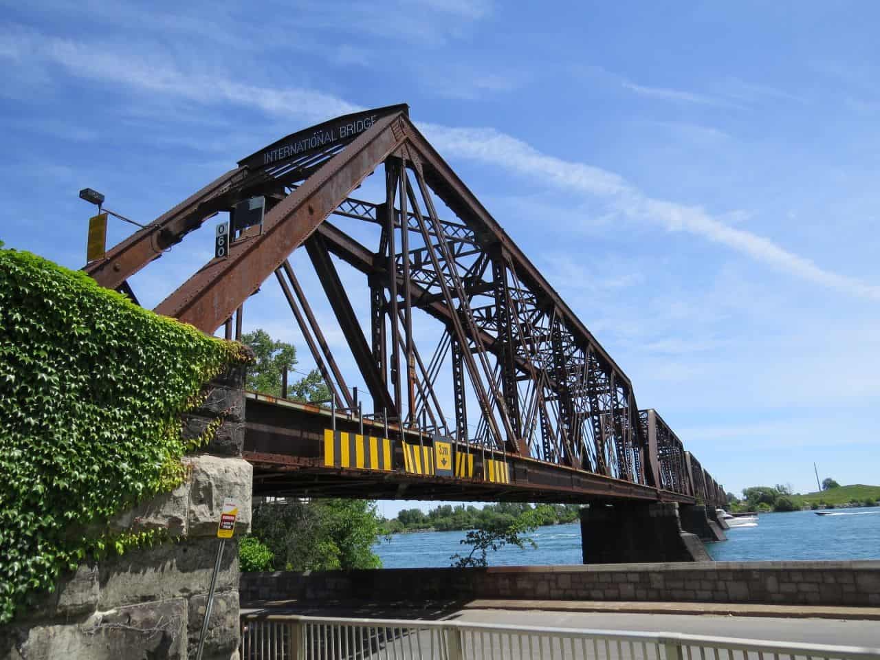 尼亞加拉河休閑徒步旅行者和騎自行車的小道了Canada-US邊境尼亞加拉河痕跡