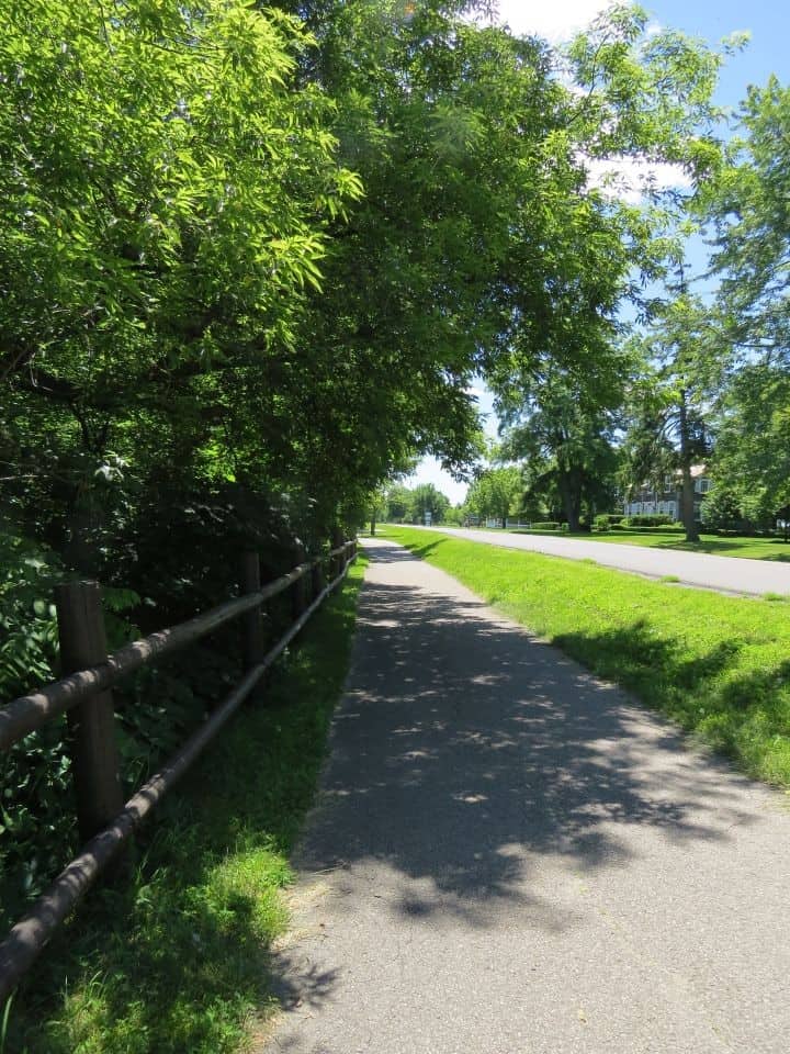 反式加拿大小道Niagara-on-the-Lake鋪徒步旅行和騎自行車道路,