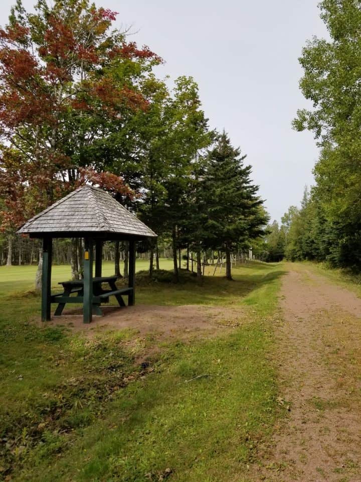 在聯邦小道上，有蓋的野餐帳篷為徒步旅行者和騎自行車的人提供了休息區