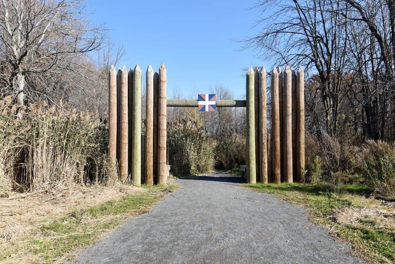 徒步旅行者在Chambly運河之路上經過Sainte-Therese堡國家曆史遺址,加拿大的魁北克