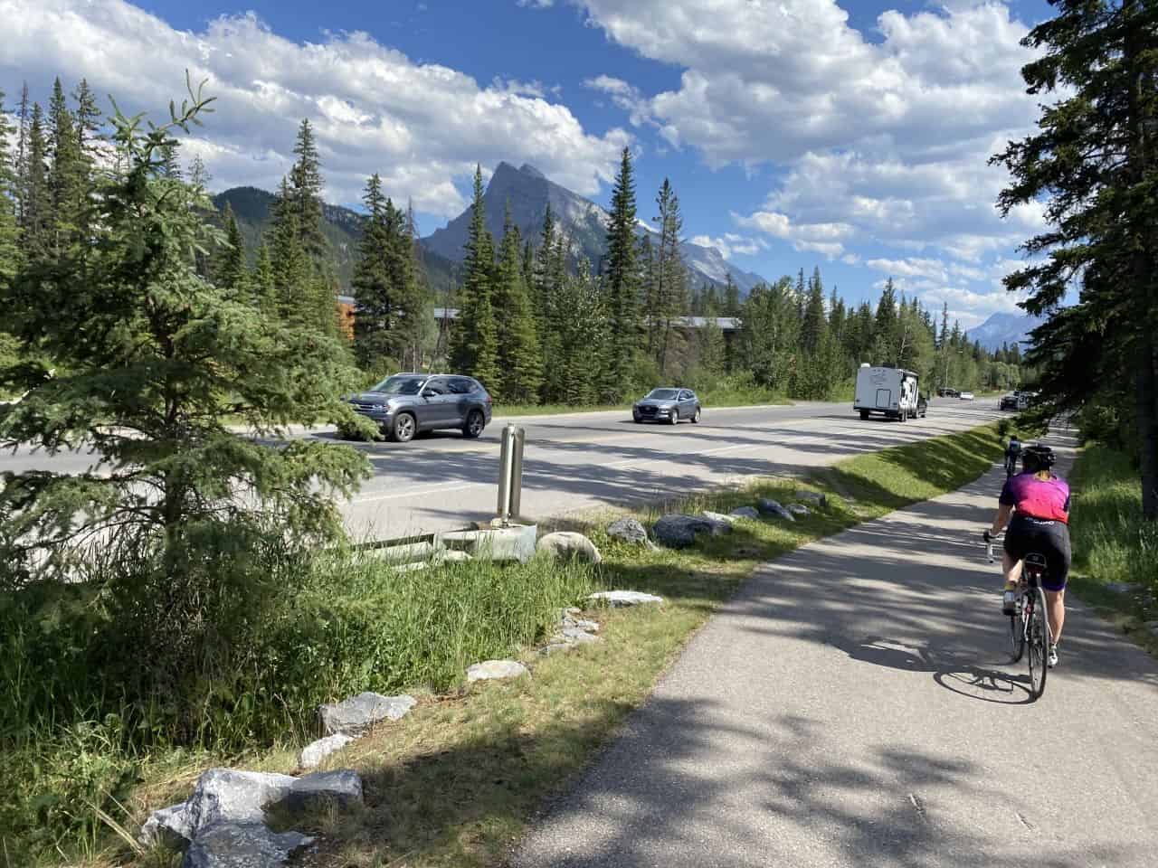 班夫遺產小道連接弓河穀百彙,班夫和坎莫爾流行多用。遺留痕跡鼓勵當地人和遊客探索弓河穀以環境友好的方式。