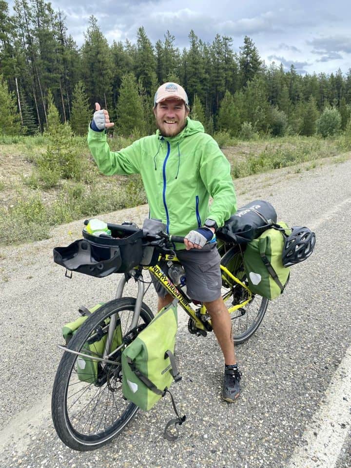 交朋友與另一個冒險騎自行車在公路上在育空河。這bikepacker來自俄羅斯。