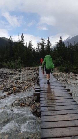 這是一個徒步旅行了潮濕和多雨的一天到加拿大邊遠地區在公元前優鶴國家公園