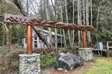 wooden-salmon-sign