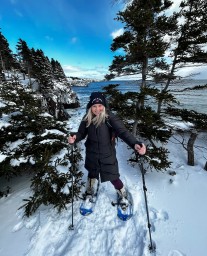 在北灣海灘別墅周圍的海岸小徑上穿雪鞋