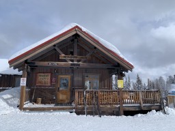 全景山度假村山頂小屋的正麵視圖