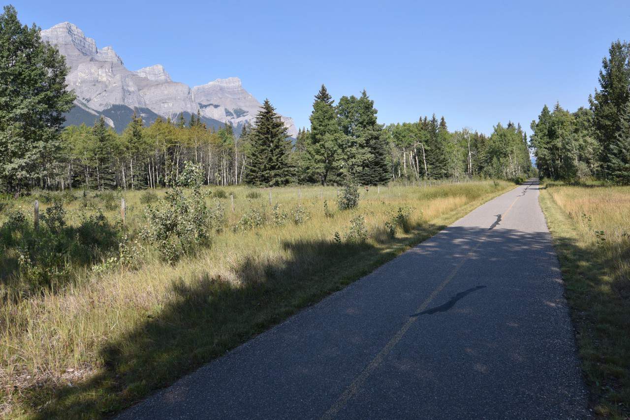 壯觀的景色在落基山遺留痕跡,AB -亞伯達省的班夫國家公園是加拿大特性壯觀的景色,吸引著來自世界各地的遊客,和一個偉大的方式來探索在落基山脈的一些遺留痕跡。